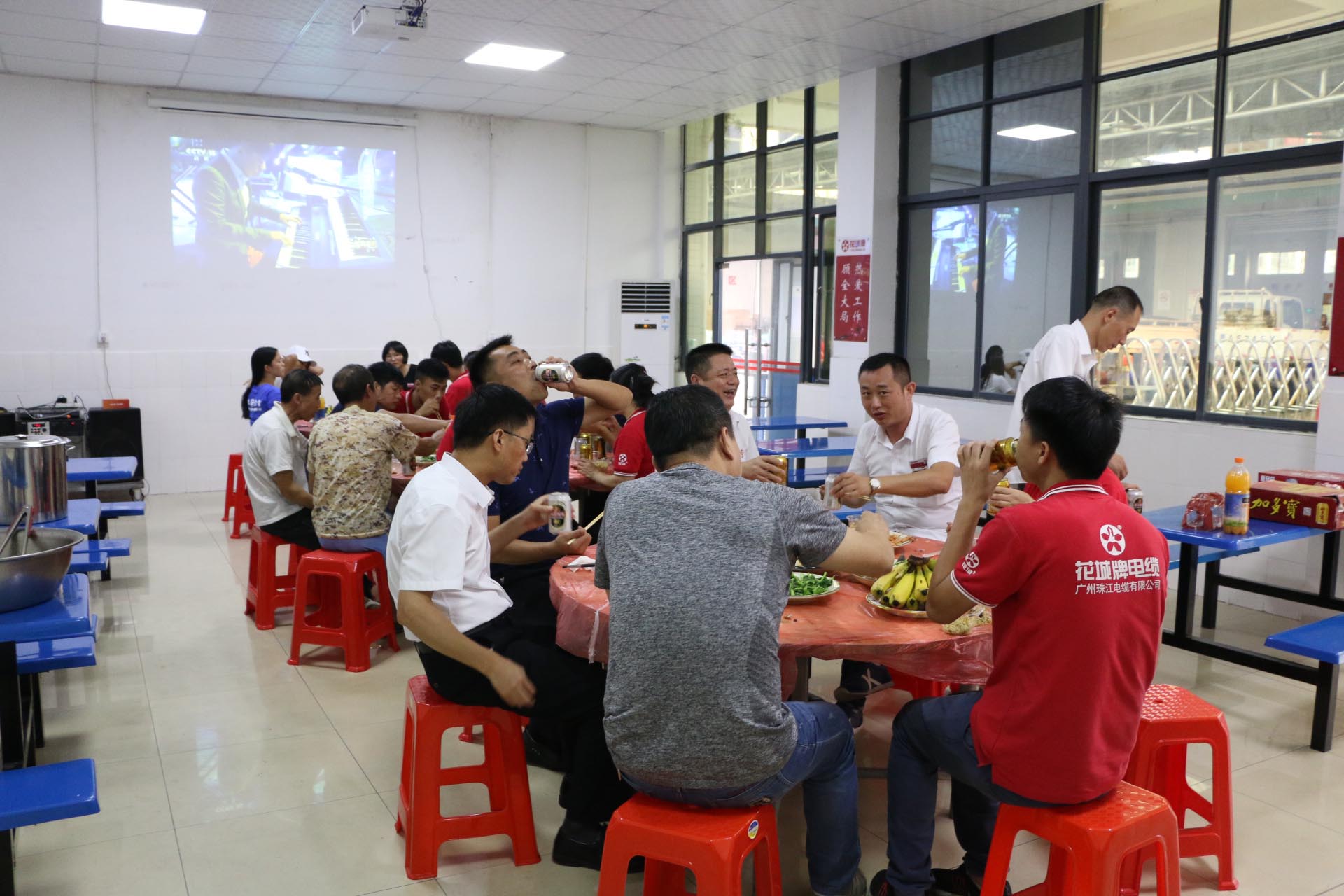 尊龙凯时游戏电缆集团有限公司员工集体过生日   爱意满满